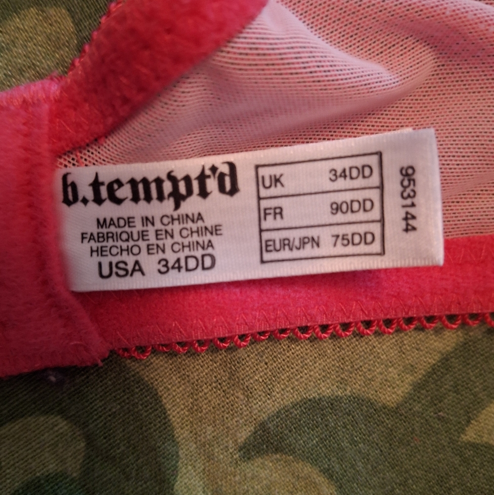 Chic Lace Underwire Bra in Vibrant Pink. Nevee Worn. - Picture 4 of 7